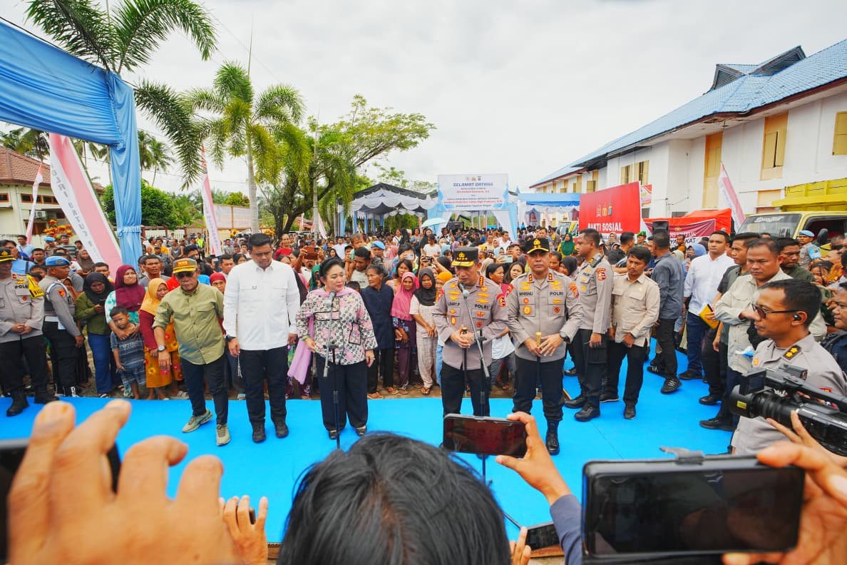 Tinjau Hunian Sementara Korban Bencana di Tapteng, Kapolri-Ketua Komisi IV Salurkan 16 Truk Bantuan Kemanusiaan