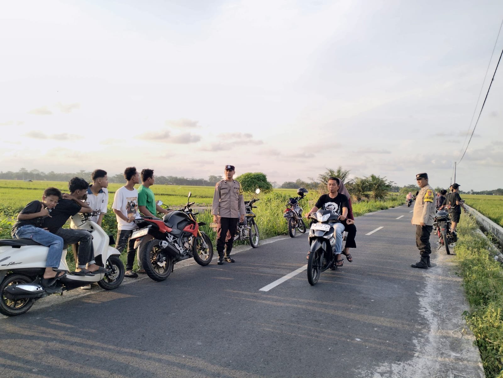 Polsubsektor Rawang Panca Arga Laksanakan Patroli dan Pengaturan Lalu Lintas Jelang Berbuka Puasa