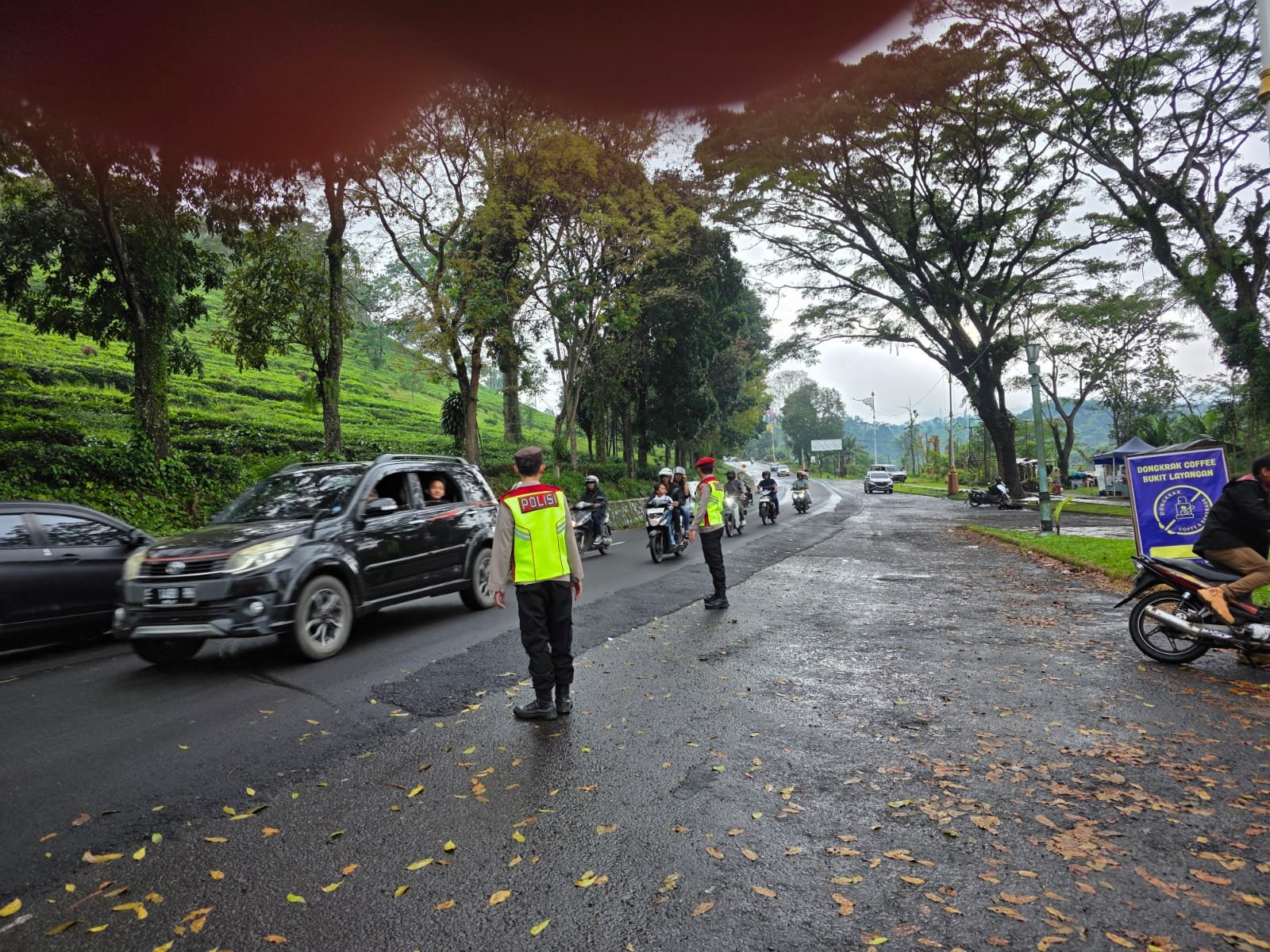 Arus Lalu Lintas di Depan Posyan Ciater Highland Resort Terpantau Ramai Lancar Saat Ops Ketupat Lodaya 2026