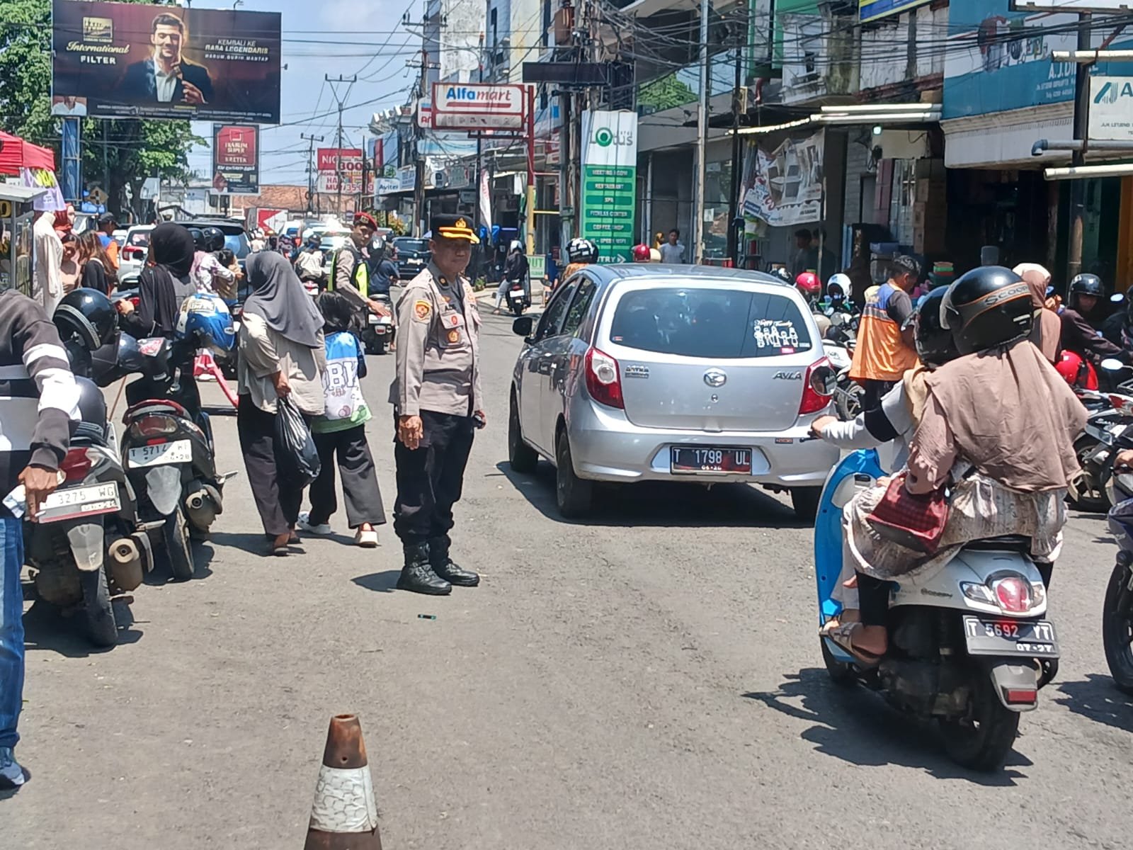 Kabag Log Polres Subang dan Sat Brimob Polda Jabar Cek Pos Pam Pasar Pujasera, Pastikan Pengamanan Ops Ketupat Lodaya 2026 Berjalan Optimal